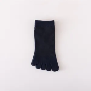 Detailopname van een effen donkerblauwe tenensok voor heren met gescheiden tenenconstructie.