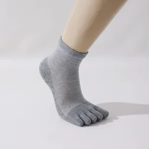 Calcetines de cinco dedos de malla gris transpirable para hombre en detalle con diseño separado.
