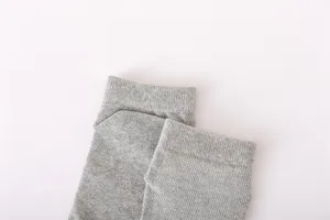 Grijze mesh katoenen sokken detailweergave, ademende zomer sport sokken textuur.
