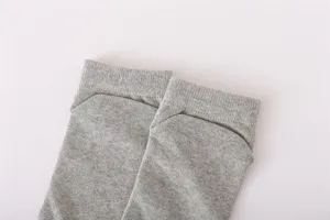 Detailopname van grijze katoenen tenensokken voor heren, fijne gebreide textuur.