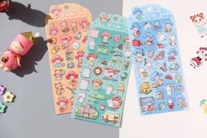 Vista dettagliata adesivi impermeabili PVC laser NEKONI con simpatici orsetti e gattini kawaii.