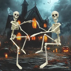 Squelettes en plastique articulés devant une maison hantée