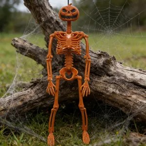Squelette d'Halloween en plastique orange avec tête de citrouille sur une bûche