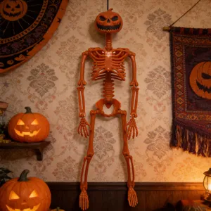 Vue détaillée d'un squelette à tête de citrouille orange suspendu pour Halloween