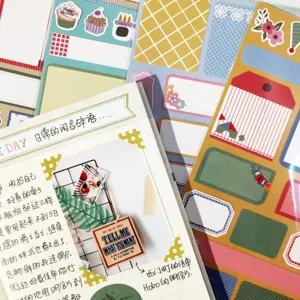 Primo piano di simpatici adesivi decorativi per agenda e block notes, perfetti per il fai-da-te e diario.