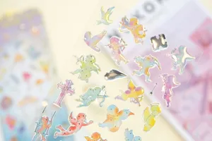 Holographischer Kristall-Epoxid-Cherub-Sticker Nahaufnahme, verträumtes Pastell-Engel-Design.