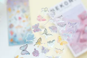 Nahaufnahme Detail des transparenten holografischen Aufkleberbogens mit Schmetterling Motiven.