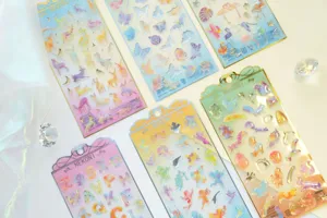 Detailaufnahme der NEKONI holografischen Kristall-Epoxid-Sticker mit niedlichen Tieren.