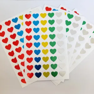 Vue détaillée de feuilles d'autocollants cœur colorés, parfaits pour déco de téléphone.