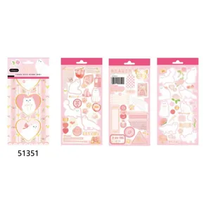 Gros plan détaillé du kit de carnet d'autocollants chat rose mignon avec quatre feuilles pour loisirs.