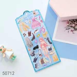 Detailansicht des niedlichen Anime-Mädchens Anzieh-Stickerbogens mit diversen Mode-Outfit-Optionen.