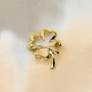Minimalist gold four leaf clover brooch elegant fashion pin for daily wear and outfit decoration.