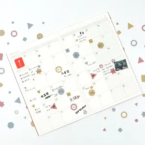 Adesivi decorativi per agenda in flat lay, articoli di cancelleria per pianificazione.