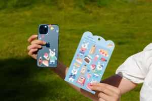 Vue détaillée de stickers mignons de lapin imperméables et coque de téléphone assortie.
