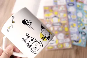 Simpatici adesivi decorativi con animali di cartoni animati e tazza di ceramica