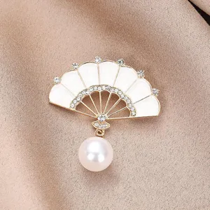 Detailansicht einer eleganten Fächer-Brosche im chinesischen Stil mit weißem Emaille und Perle.