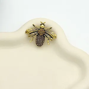 Vintage rhinestone bee brooch for women, crystal insect lapel pin, elegant anti-glare jewelry.