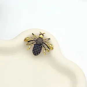Vintage Rhinestone Bee Brooch Elegant Insect Lapel Pin Anti-glare Clothing Accessory