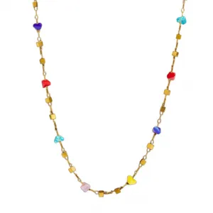 Vista dettagliata della collana con catena in oro e pietre a cuore colorate donna.