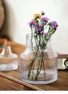 Detailansicht einer transparenten Glasvase mit Gletschermuster, ideal für Blumen und Dekoration.