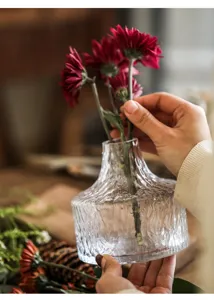 Klare handgemachte Glasvase mit einzigartiger Gletschermusterung. Ideal für frische Blumen.