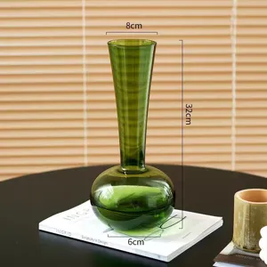 Moderner grüner Glasvase mit langem Hals und rundem Körper für elegante Wohnzimmerdekoration.