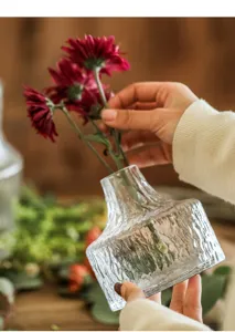 Detailansicht einer klaren Glasvase mit Eisstruktur fuer wunderschoene Blumendekor.
