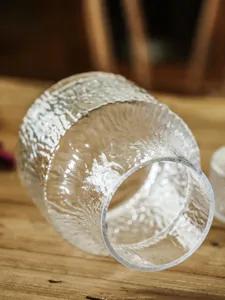 Detailansicht der transparenten Glasvase mit Gletschermuster und gehämmertem Design für Zuhause.