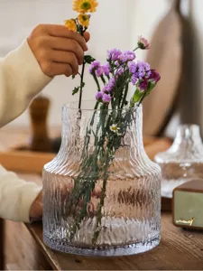 Klare Glasblumenvase mit strukturiertem Gletscher-Design fur die Heimdekoration.
