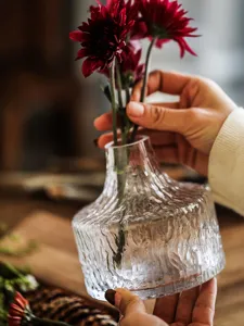 Handgefertigte Glasvase mit Gletschermuster für Hydrokulturblumen, elegante Heimdekoration.