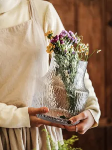 Handgefertigte Glasvase mit Gletschermuster fuer Heimdekoration und Blumenarrangements.