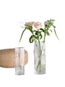 Vaso in vetro trasparente con motivi scanalati e cerchi concentrici per decorazione d'interni.