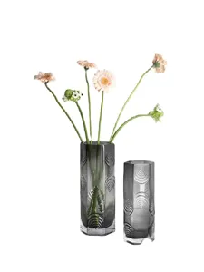Set di vasi in vetro grigio moderno per decorazioni domestiche, elegante pezzo floreale a righe.