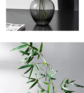 Transparente graue Glasvase Detailaufnahme, minimalistische Luxus Heimdekoration Pflanzen.