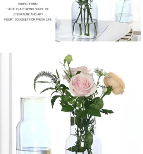 Moderne minimalistische transparente Glasvase mit elegantem künstlichen Rosenstrauß für Dekoration.