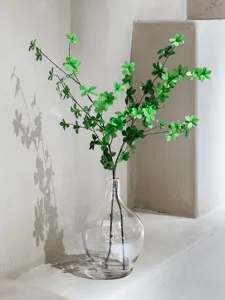 Nordische transparente Glasvase mit grüner Pflanzendekoration für modernes Wohnzimmer.