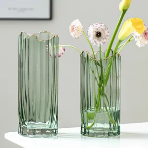Moderne minimalistische groene glazen vaas met gouden rand, elegante tafelbloemstuk voor in huis.