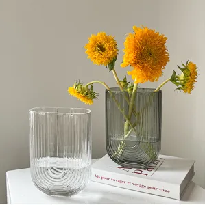 Vase en verre rayé en U style nordique vue de détail, contenant floral minimaliste décoration.