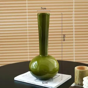 Grüne Keramikvase Detailansicht, langhalsiges Blumenarrangement Deko für modernes Zuhause