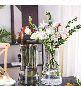 Nordische minimalistische Glasvase in Rauchgrau und Klar mit elegantem Goldrand für Blumen.