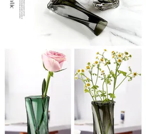 Detalle de florero de vidrio creativo nórdico con diseño geométrico retorcido, decoración.
