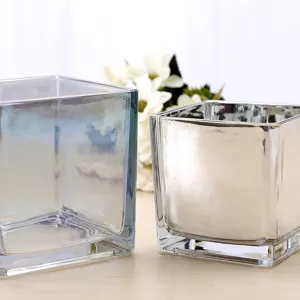 Set di vasi in vetro quadrato iridescente e argentato per decorazione d'interni moderna.