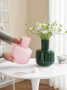 Moderne minimalistische Glasvase Set, rosa mattierte und dunkelgrüne transparente Deko.