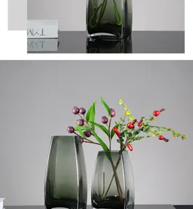 Moderner rauchgrauer Glasvase mit Blumenarrangement, minimalistische Tischdeko für Zuhause.