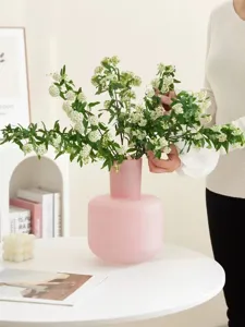Rosa Glasvase für die Wohnzimmerdekoration, moderne minimalistische ästhetische Blumen.
