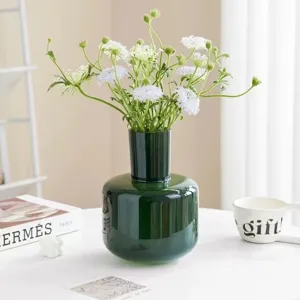 Moderne grüne Glasvase für die Wohnzimmerdekoration, minimalistisches Blumengesteck Dekor