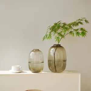 Florero de cristal gris humo transparente minimalista para la decoracion del hogar.