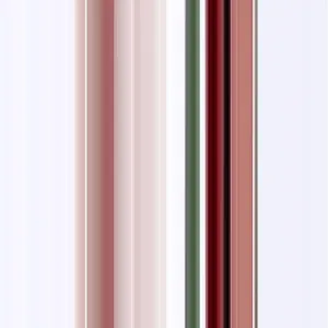Dettaglio del vaso di vetro colorato con linee verticali in tonalita rosa e verde.