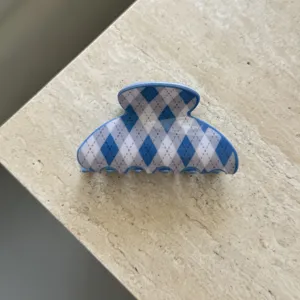 Blaue Haarklammer mit Rautenmuster für Damen, stilvolles geometrisches Haaraccessoire.