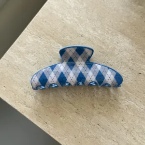 Blau-weiße Rautenmuster Haarklammer, elegante Acetat Haargreife für tägliches schönes Styling.
